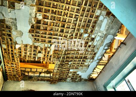 Zerstörte Decke während des Wiederaufbaus. Rekonstruktion der Decke im Haus. Die Umstrukturierung des Raumes Stockfoto