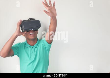 Junger Mann mit Virtual-Reality-Headset, VR-Box. Stockfoto