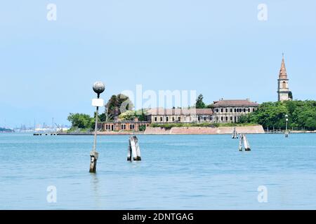 Poveglia, eine kleine Insel zwischen Venedig und Lido in der Lagune von Venedig, Italien, von Malamocco aus gesehen. Stockfoto