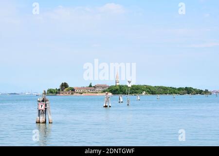 Poveglia, eine kleine Insel zwischen Venedig und Lido in der Lagune von Venedig, Italien, von Malamocco aus gesehen. Stockfoto