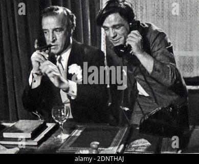 Filmstill von Norman Wisdom (1915-2010) und Jerry Desmonde (1908-1967) aus 'Trouble in Store'. Stockfoto