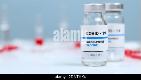 Coronavirus SARS-Cov-2 Impfstofffläschchen mit Kopierplatz im Labor. Stockfoto