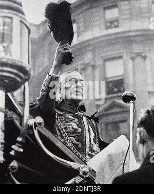 Foto von Archibald George Blomefield Russell (1879-1955), der "God Save the Queen" genannt hat, nachdem er die Ankündigung des Beitritts von Königin Elisabeth II. Am Charing Cross gelesen hatte. Stockfoto