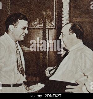 Fotografie von David O. Selznick (1902-1965) mit Sir Alfred Hitchcock (1899-1960). Stockfoto