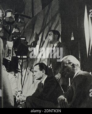 Foto von David Lean (1908-1991) und Ronald Neame (1911-2010) an einem Filmset. Stockfoto