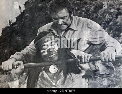 Filmstill von Sean Connery (1930-2020) und Woody Strode (1914-1994) aus 'Shalako'. Stockfoto