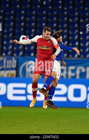 Von links nach rechts Christian GUENTER (Gunter, FR), Benjamin STAMBOULI (GE), Action, Duelle, Kopfball, Kopfball-Duell, Fußball 1. Bundesliga, 12. Spieltag, FC Schalke 04 (GE) - SC Freiburg (FR) 0: 2, am 16. Dezember 2020 in Gelsenkirchen. DIE DFL-VORSCHRIFTEN VERBIETEN DIE VERWENDUNG VON FOTOS ALS BILDSEQUENZEN UND/ODER QUASI-VIDEO. KEIN ZWEITER (RE-) VERKAUF INNERHALB VON 48 STUNDEN NACH DEM KICK-OFF. Nur für journalistische Zwecke! Nationale und internationale Nachrichtenagenturen KEIN WEITERVERKAUF! Weltweite Nutzung Stockfoto