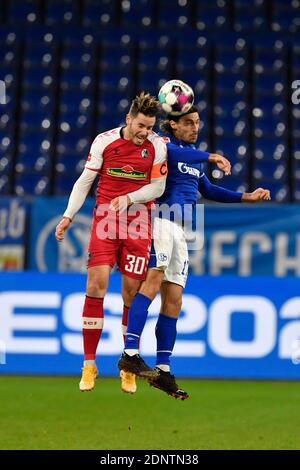 Von links nach rechts Christian GUENTER (Gunter, FR), Benjamin STAMBOULI (GE), Action, Duelle, Kopfball, Kopfball-Duell, Fußball 1. Bundesliga, 12. Spieltag, FC Schalke 04 (GE) - SC Freiburg (FR) 0: 2, am 16. Dezember 2020 in Gelsenkirchen. DIE DFL-VORSCHRIFTEN VERBIETEN DIE VERWENDUNG VON FOTOS ALS BILDSEQUENZEN UND/ODER QUASI-VIDEO. KEIN ZWEITER (RE-) VERKAUF INNERHALB VON 48 STUNDEN NACH DEM KICK-OFF. Nur für journalistische Zwecke! Nationale und internationale Nachrichtenagenturen KEIN WEITERVERKAUF! Weltweite Nutzung Stockfoto