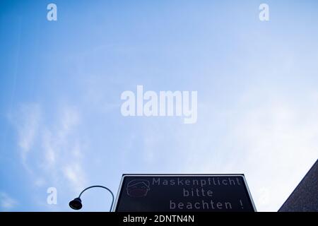 Köln, Deutschland. Dezember 2020. Ein Piktogramm zeigt an, dass im Stadtzentrum Masken vorgeschrieben sind. Quelle: Rolf Vennenbernd/dpa/Alamy Live News Stockfoto