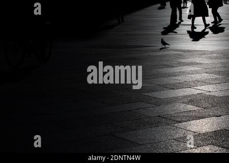 Köln, Deutschland. Dezember 2020. Nur wenige Menschen stehen vor dem Dom auf der Domplatte. Quelle: Rolf Vennenbernd/dpa/Alamy Live News Stockfoto