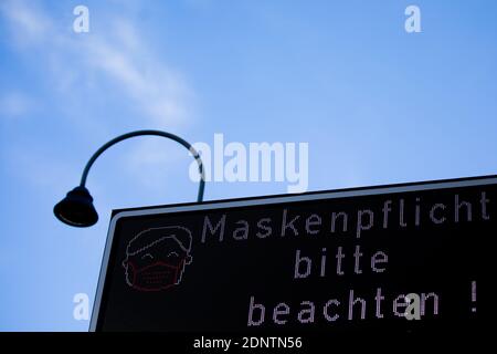 Köln, Deutschland. Dezember 2020. Ein Piktogramm zeigt an, dass im Stadtzentrum Masken vorgeschrieben sind. Quelle: Rolf Vennenbernd/dpa/Alamy Live News Stockfoto