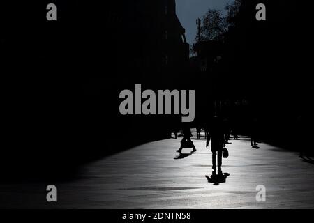 Köln, Deutschland. Dezember 2020. Auf der Domplatte laufen nur wenige vor dem Dom. Quelle: Rolf Vennenbernd/dpa/Alamy Live News Stockfoto