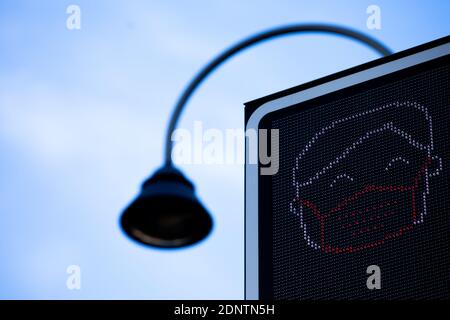 Köln, Deutschland. Dezember 2020. Ein Piktogramm zeigt an, dass im Stadtzentrum Masken vorgeschrieben sind. Quelle: Rolf Vennenbernd/dpa/Alamy Live News Stockfoto