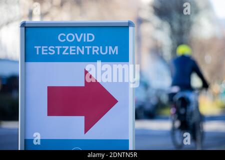 Köln, Deutschland. Dezember 2020. Ein Schild in der Innenstadt weist auf den Weg zu einem Testzentrum. Quelle: Rolf Vennenbernd/dpa/Alamy Live News Stockfoto