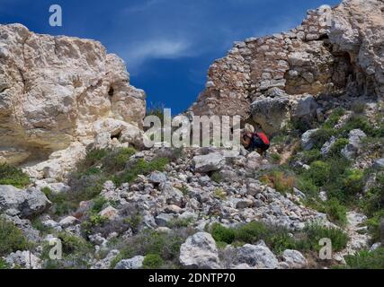 Frau beim Wandern in der Nähe von Selmun, Malta Stockfoto
