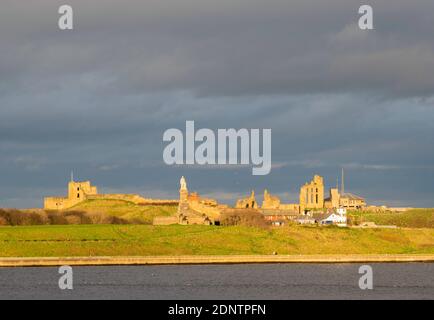 Tynemouth Castle und Priorat Gebäude von South Shields, Nordostengland, Großbritannien gesehen Stockfoto