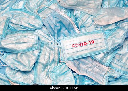 Covid-19-Konzept. Verbreiten Sie Coronavirus. Gefährlicher Müll. Medizinischer Abfall. Maske konzeptionell. Ansteckend. Hintergrund des Coronavirus. Pandemiekonzept. Medizin Stockfoto