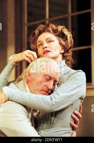 Charles Dance (James Tyrone), Jessica lange (Mary Tyrone) in LONG DAY'S JOURNEY INTO NIGHT von Eugene O'Neill im Lyric Theatre, London W1 21/11/2000 Design: Simon Higlett Beleuchtung: Paul Pyant Regie: Robin Phillips Stockfoto