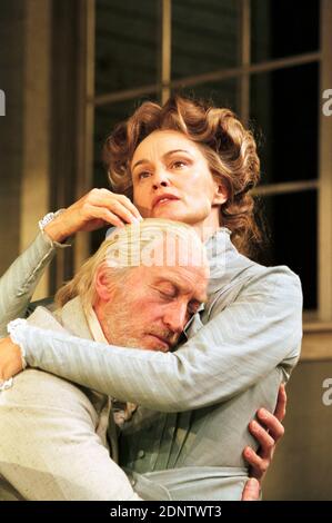 Charles Dance (James Tyrone), Jessica lange (Mary Tyrone) in LONG DAY'S JOURNEY INTO NIGHT von Eugene O'Neill im Lyric Theatre, London W1 21/11/2000 Design: Simon Higlett Beleuchtung: Paul Pyant Regie: Robin Phillips Stockfoto