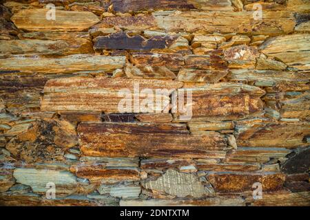 Traditionelles Schiefermuster der Mauer im Douro-Flusstal, Portugal Stockfoto