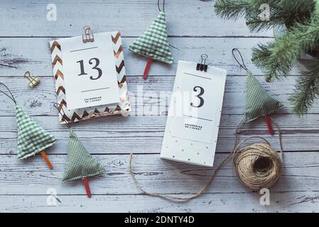 Overhead Ansicht von zwei Geschenken für einen Adventskalender als nächstes Bis zu Weihnachtsdekorationen Stockfoto