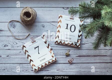 Overhead Ansicht von zwei Geschenken für einen Adventskalender als nächstes Bis zu Weihnachtsdekorationen Stockfoto