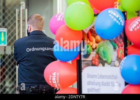 Köln, Deutschland. Dezember 2020. Mitarbeiter der Ordnance Department prüfen eine Anzeige für eine offene Lebensmittelabteilung eines großen Kaufhauses. Quelle: Rolf Vennenbernd/dpa/Alamy Live News Stockfoto