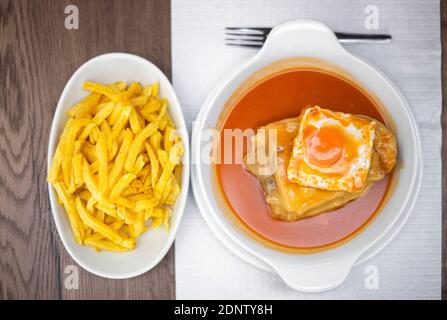 Berühmte traditionelle Küche aus Porto genannt francesinha mit pommes frites, Portugal Stockfoto