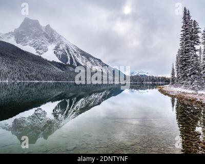 Emerald Lake im Winter, Banff National Park, Alberta, Kanada Stockfoto