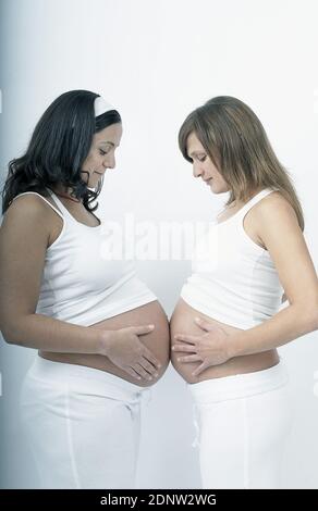 Zwei schwangere Frauen berühren Mägen Stockfoto