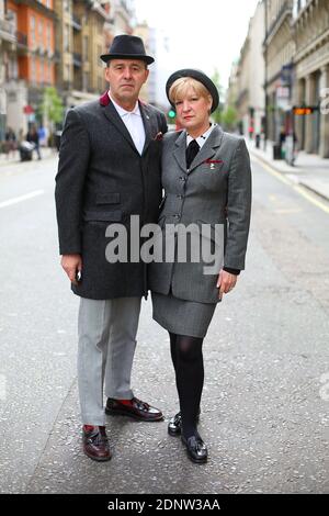 Porträt von Mod, Ska, Rudeboy Paar auf der Straße in London, Großbritannien Stockfoto