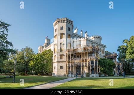 Schloss Hluboka, historisches Schloss in Hluboka nad Vltavou, Südböhmen, Tschechien, sonniges Sommerwetter. Stockfoto