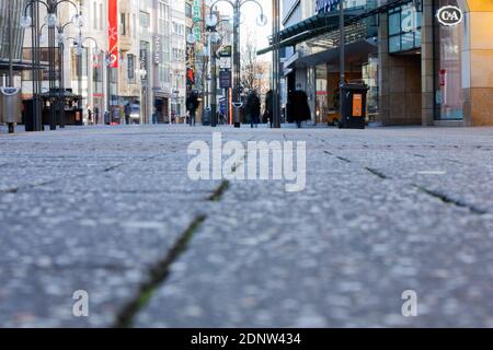 Köln, Deutschland. Dezember 2020. Nur wenige Leute laufen die Schildergasse entlang (Langaufnahme). Quelle: Rolf Vennenbernd/dpa/Alamy Live News Stockfoto