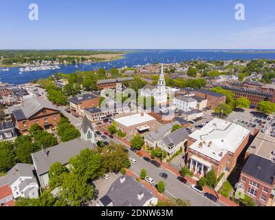 Newburyport historische Innenstadt einschließlich State Street und First Religious Society Unitarian Universalist Church mit Merrimack River im Hintergrund Stockfoto