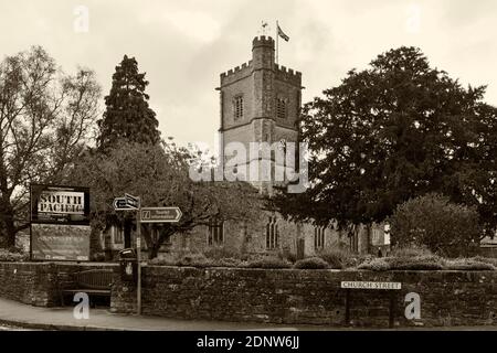 St. Mary Kirche in Axminster, Devon UK an einem grauen nassen Tag im November Stockfoto