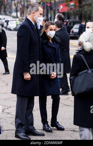 Madrid, Spanien. Dezember 2020. König Felipe VI. Von Spanien, Königin Letizia von Spanien, nimmt an der Einweihung des Denkmals Teil, in Erinnerung an und Anerkennung der Gesundheitshelfer, die bei der Ausübung ihres Berufs während der Pandemie COVID-19 auf dem Platz Sagrados Corazones am 18. Dezember 2020 in Madrid, Spanien, ums Leben kamen. Foto von Archie Andrews/ABACAPRESS.COM Quelle: ABACAPRESS/Alamy Live News Stockfoto