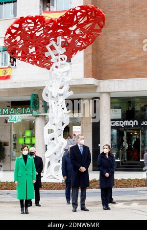 Madrid, Spanien. Dezember 2020. König Felipe VI. Von Spanien, Königin Letizia von Spanien, nimmt an der Einweihung des Denkmals Teil, in Erinnerung an und Anerkennung der Gesundheitshelfer, die bei der Ausübung ihres Berufs während der Pandemie COVID-19 auf dem Platz Sagrados Corazones am 18. Dezember 2020 in Madrid, Spanien, ums Leben kamen. Foto von Archie Andrews/ABACAPRESS.COM Quelle: ABACAPRESS/Alamy Live News Stockfoto