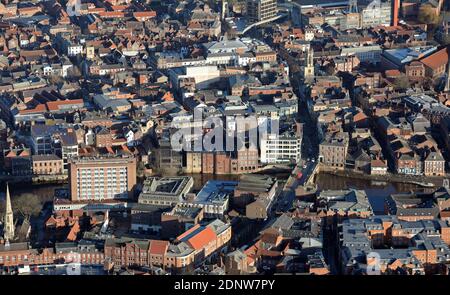 Luftaufnahme (von Westen nach Osten) des Flusses Ouse in York, um Foss Bridge, North Yorkshire, UK Stockfoto