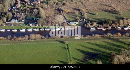 Luftaufnahme von Booten, die im Boat Club der Universität von York in Fulford am Fluss Ouse in York, North Yorkshire, Großbritannien, festgemacht sind Stockfoto