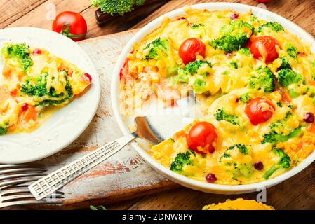 Gemüseauflauf mit Brokkoli und Kürbis.Frittata oder Auflauf mit Brokkoli Und Gemüse.Gemüsegratin Stockfoto