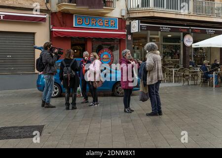 Llucmajor, Spanien; dezember 17 2020: Interview von Menschen auf der Straße durch Journalisten, die wegen der Coronavirus-Pandemie alle Gesichtsmasken tragen Stockfoto