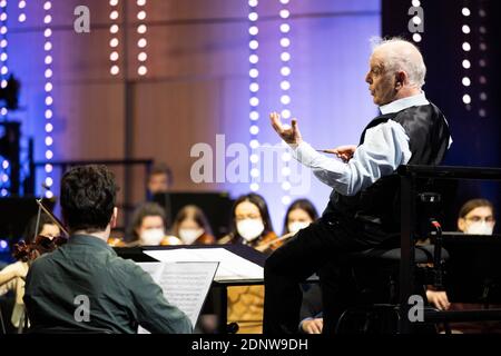 Dirigent Daniel BARENBOIM (Mitte) Proben mit dem West-Eastern Divan Orchestra. Bei der Durchführung im Profil. Zu Ludwig van Beethovens 250. Geburtstag wird Dirigent Daniel Barenboim am 17. Dezember 2020 das offizielle Jubiläumskonzert mit dem West-Eastern Divan Orchestra im Bonner Opernhaus spielen. Das Konzert wird live im 3Sat TV übertragen. Probe für das Jubiläumskonzert am 16. Dezember 2020 in der Bonner Oper. â Verwendung weltweit Stockfoto