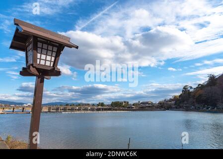 Togetsu-kyo Brücke über Katsuragawa Fluss mit bunten Wald Berg Hintergrund in Arashiyama Bezirk. Stockfoto