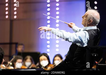 Dirigent Daniel BARENBOIM (Mitte) Proben mit dem West-Eastern Divan Orchestra. Bei der Durchführung im Profil. Zu Ludwig van Beethovens 250. Geburtstag wird Dirigent Daniel Barenboim am 17. Dezember 2020 das offizielle Jubiläumskonzert mit dem West-Eastern Divan Orchestra im Bonner Opernhaus spielen. Das Konzert wird live im 3Sat TV übertragen. Probe für das Jubiläumskonzert am 16. Dezember 2020 in der Bonner Oper. â Verwendung weltweit Stockfoto