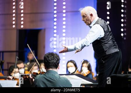 Dirigent Daniel BARENBOIM (Mitte) Proben mit dem West-Eastern Divan Orchestra. Bei der Durchführung im Profil. Zu Ludwig van Beethovens 250. Geburtstag wird Dirigent Daniel Barenboim am 17. Dezember 2020 das offizielle Jubiläumskonzert mit dem West-Eastern Divan Orchestra im Bonner Opernhaus spielen. Das Konzert wird live im 3Sat TV übertragen. Probe für das Jubiläumskonzert am 16. Dezember 2020 in der Bonner Oper. â Verwendung weltweit Stockfoto