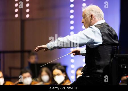 Dirigent Daniel BARENBOIM (Mitte) Proben mit dem West-Eastern Divan Orchestra. Bei der Durchführung im Profil. Zu Ludwig van Beethovens 250. Geburtstag wird Dirigent Daniel Barenboim am 17. Dezember 2020 das offizielle Jubiläumskonzert mit dem West-Eastern Divan Orchestra im Bonner Opernhaus spielen. Das Konzert wird live im 3Sat TV übertragen. Probe für das Jubiläumskonzert am 16. Dezember 2020 in der Bonner Oper. â Verwendung weltweit Stockfoto