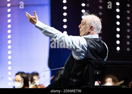 Dirigent Daniel BARENBOIM (Mitte) Proben mit dem West-Eastern Divan Orchestra. Bei der Durchführung im Profil. Zu Ludwig van Beethovens 250. Geburtstag wird Dirigent Daniel Barenboim am 17. Dezember 2020 das offizielle Jubiläumskonzert mit dem West-Eastern Divan Orchestra im Bonner Opernhaus spielen. Das Konzert wird live im 3Sat TV übertragen. Probe für das Jubiläumskonzert am 16. Dezember 2020 in der Bonner Oper. â Verwendung weltweit Stockfoto