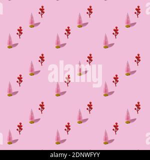 Minimalistisches Konzept von weihnachtsbaum und roten Beeren auf einem rosa Hintergrund. Weihnachten und Silvester nahtlose Muster Stockfoto