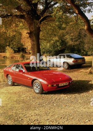 Porsche 924 (1983) und 924S (1981) Oldtimer. Stockfoto