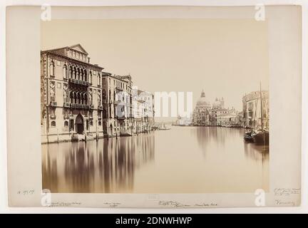 Carlo Naya, Venezia - Canale Grande, 1892, Albumin-Papier, Karton, schwarz-weiß-positiv, Bildgröße: Höhe: 27.00 cm; Breite: 35.50 cm, Stempelstich: Boden: Naya Fotografie, Inschrift: recto Unten: Inventarnummer; Gebäude (teilweise mit Angaben zur Bauzeit), Reisefotografie, Architekturfotografie, Kanal Stockfoto